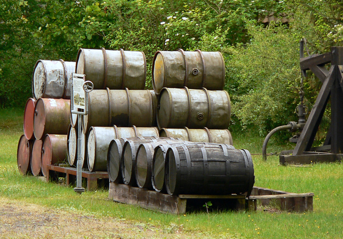 Beczki na ropę naftową z Muzeum Ropy Naftowej w Wietze, 2009, domena publiczna