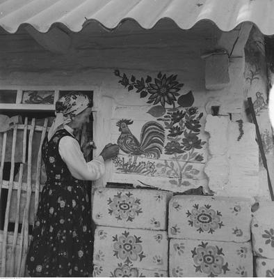 Podpis: Stefania Łączyńska maluje ścianę domu, fot. G.Rutowska, 1976, NAC