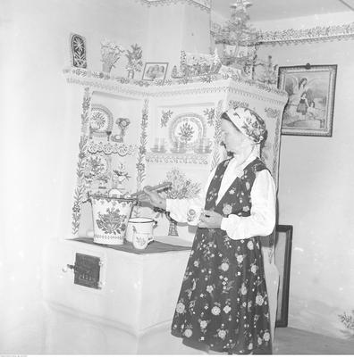 Stefania Laczynska przy kuchni w swym domu fot. G.Rutowska 1976 NAC